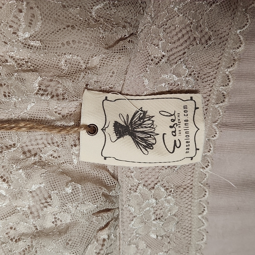 Easel Los Angeles Taupe Lace Top - Size S NWOT - Picture 7 of 10